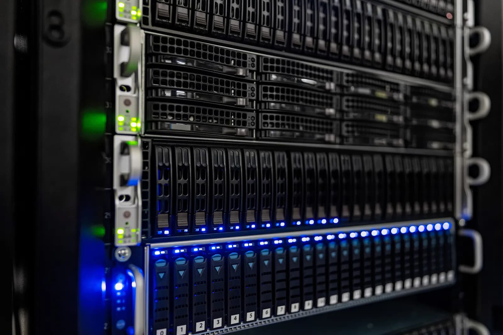 Racks de servidores en la sala de cómputo de un centro de datos
