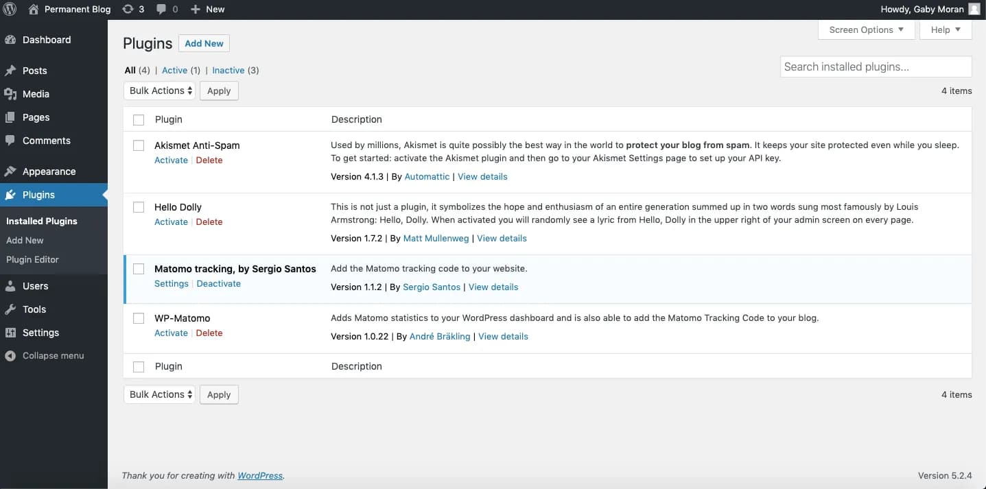 Pantalla de plugins instalados en el panel de WordPress, con la versión y el autor de cada plugin