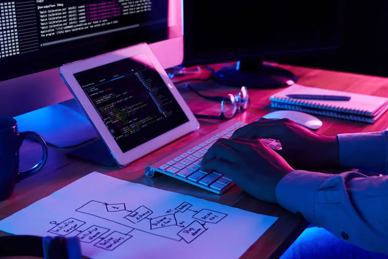 Escritorio de trabajo en una oficina, representando una web diseñada a medida para un negocio en crecimiento