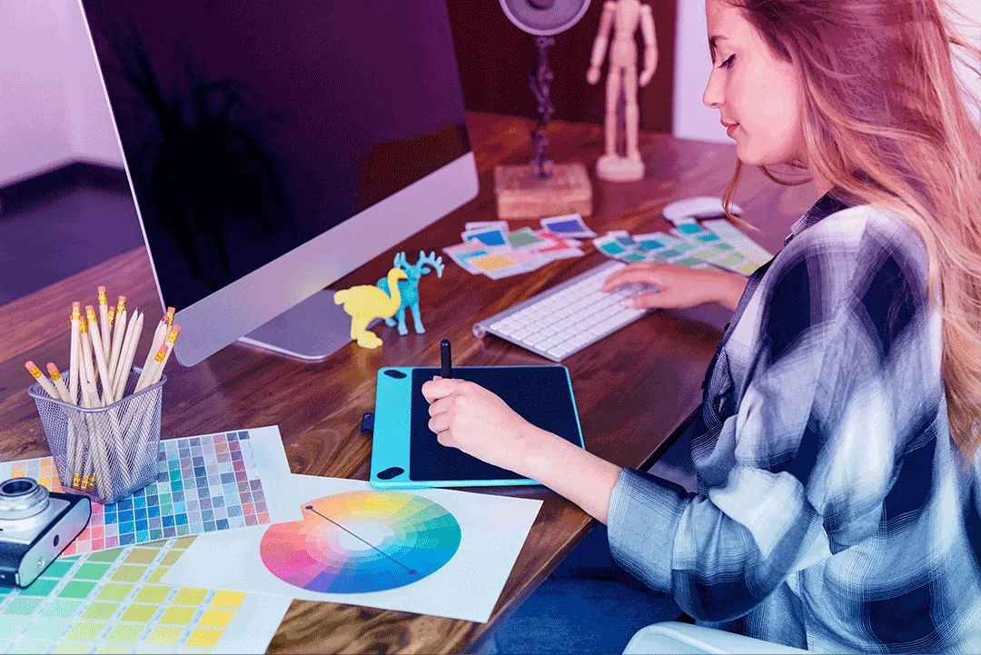 Programador trabajando en su escritorio, ilustrando el desarrollo de una página web a medida