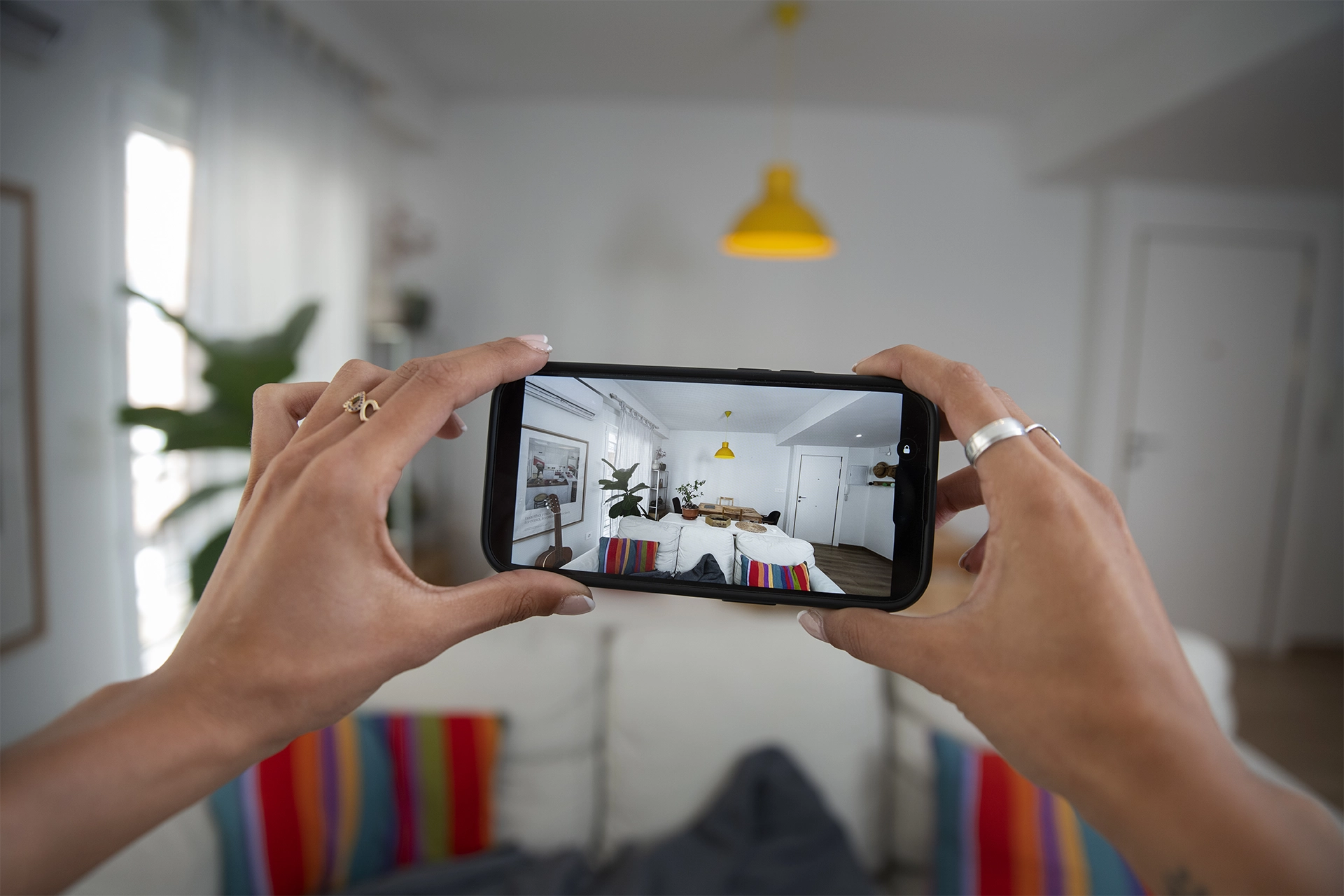 Persona grabando el recorrido de un espacio con una cámara 360 para crear un tour virtual